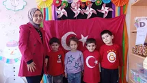 Hisarcık’ta minikler sınıfları için Türk bayrağını kendi elleri ile dikti