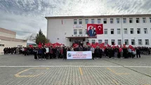 Sarıgöl’de öğrencilerden bayrağa anlamlı sahiplenme