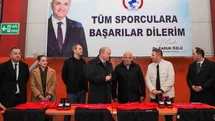 Düzce’de güreşçilere spor malzemeleri dağıtıldı