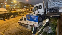 Esenyurt'ta Park Halindeki Kamyonun Düşmesi