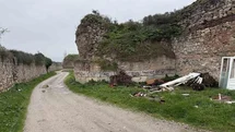 İznik'teki Tarihi Surlara Zararlı Yazılar Yazıldı
