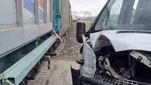 Van'da Tren ile Okul Servisi Çarpıştı