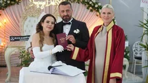 Başkan Subaşı genç çiftin nikahını kıyarak, bir ömür boyu mutluluklar diledi