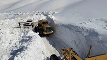 Van’da 3 bin 300 rakımlı mezra yolunda karla mücadele sürüyor