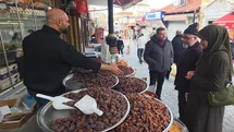 Kütahya’da hurma tezgâhlardaki yerini aldı, fiyatlar 150 TL’den başlıyor