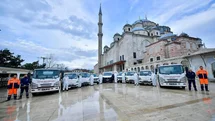 Fatih’te Camiler Gül Suyuyla Temizlendi