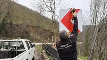 Trafik güvenliği için levhalar yerleştiriliyor