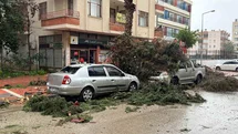 Mersin'de Fırtına ve Sağanak Etkili Oldu