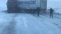 Karda kayan tır yolu ulaşımı kapattı