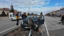 Karaman'da Aydınlatma Direğine Çarpan Araçta Yaralı Var