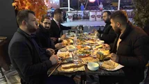 Adanalılar ilk iftarda kebapçılara akın etti