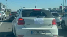Diyarbakır’da kadın sürücü ’yeni sürücüyüm, sabır imandandır’ yazısıyla trafiğe çıktı
