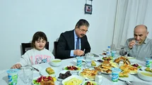 Vali Yılmaz, iftarda vatandaşın evine konuk oldu