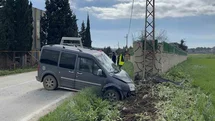 Çorlu'da Elektrik Direğine Çarpan Araç Kazası