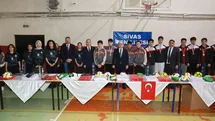 Sivas'ta Vali Şimşek Spor Malzemesi Dağıttı