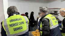 Düzce’de cami cemaati öğrencilere iftar veriyor