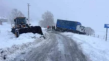 Muş'ta Tır İş Makinesine Çarptı