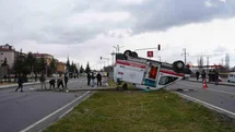 Ambulans ve Hafif Ticari Araç Çarpıştı