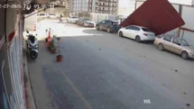 Fırtınanın yerinde söktüğü sac çatı park halindeki 2 aracın üzerine uçtu