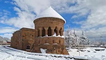 Ahlat’ta Tarihi Güzellikler Karla Kaplandı