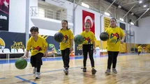 Mersin'deki Dördüzler Basketbol Kursunda Buluştu