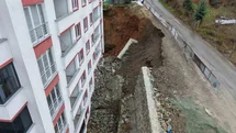 Trabzon’da istinat duvarı çöktü, 9 katlı bina zarar gördü