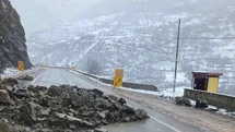 Gümüşhane'de Heyelan Yol Kapattı