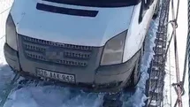 Kars'ta Minibüs Asma Köprüde Mahsur Kaldı