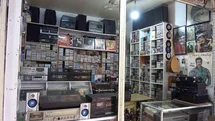Emekli olunca evdeki kaset ve plaklarla iş yeri açtı