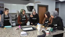 Kadınlar bu kursta hem öğreniyor, hem ailelerine destek oluyor