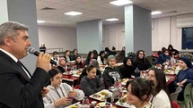 Sünnetci, iftar programında öğretmen ve öğrenciler ile bir araya geldi