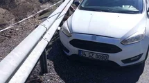 Diyarbakır'da Otomobil Bariyerlere Çarptı