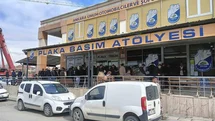 Plakasının yazı sitili standartlara aykırı olan sürücüler ceza yememek için plaka basım atölyesinde uzun kuyruklar oluşturdu