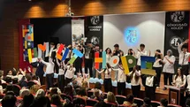 IB öğrencileri "Dünya Anadili Günü"nde kültürel bir mozaik oluşturdu