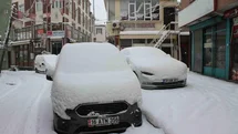 Malazgirt’te bahar beklenirken kar yağdı, araçlar kara gömüldü