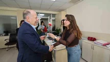 Başkan Demirçalı’dan kadın personele karanfil