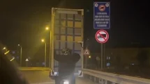 Kanepeyi motosikletle taşıdılar