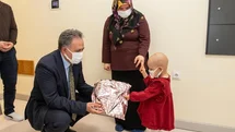 Rektör Akpolat, Onkoloji Hastanesi’ndeki minik hastaları hediyelerle sevindirdi