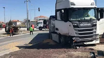 Tır Traktöre Çarptı, Sürücü Yaralandı