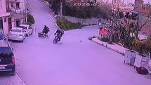 Motosikletlerin kafa kafaya çarpıştığı kazada şahısların yere savrulduğu anlar kameraya yansıdı