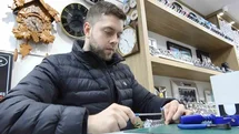 Samsun’un en genç saat tamircisi, zamana ayar veriyor