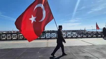 Askeri kıyafeti ve elinde Türk bayrağıyla İstanbul’dan Çanakkale’ye yürüyor