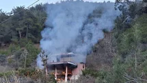 Ormanlık alandaki yayla evi yanarak kullanılmaz hale geldi