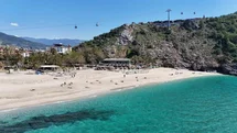 Alanya’da mart ayı ortasında yaz görüntüleri: Hava sıcaklığı 20 dereceye çıkınca deniz ve güneşin tadını çıkardılar