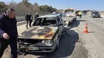 Ankara’da seyir halindeyken yanan otomobil kullanılamaz hale geldi