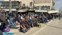 İsrail, Mescid-i Aksa’yı Ramazan’ın son cumasında kapattı, Kudüslüler sokaklarda cuma namazını kıldı