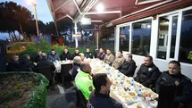 Vali Tavlı polis uygulama noktasında emniyet personeliyle iftar yaptı
