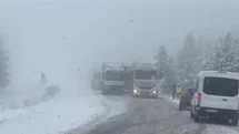 Ardahan’da kar yağışı trafiği aksatıyor