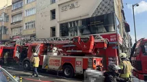 Fatih’te 3 katlı gelinlikçide yangın çıktı, ekmek teknesi yanınca gözyaşlarına boğuldu