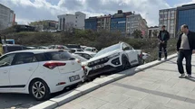 Arnavutköy'de Park Halindeki Araçlara Çıktı